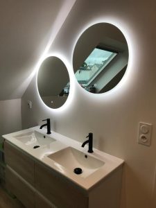 lavabos avec miroirs éclairés