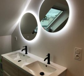 lavabos avec miroirs éclairés