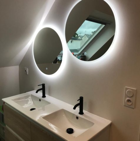 lavabos avec miroirs éclairés